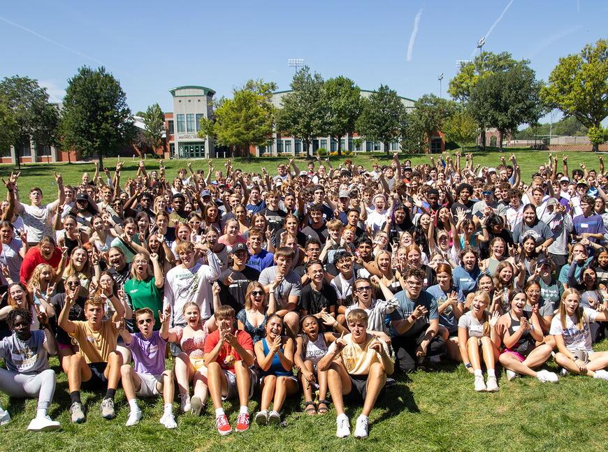 在一个阳光明媚的日子里，439名一年级学生聚集在泰勒公园合影.